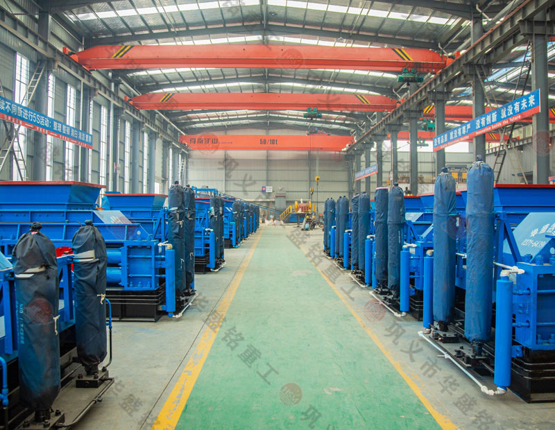 处理建筑废料用什么设备？破碎红砖用双齿辊破碎机好吗？